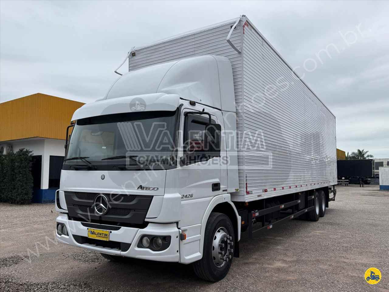CAMINHAO MERCEDES-BENZ MB 2426 Baú Furgão Cavalo 6x2 Valentim Caminhões ITAJAI SANTA CATARINA SC